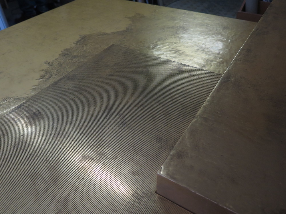 Table Origami: Création originale, dorure à l'eau sur bois matte et brunie.