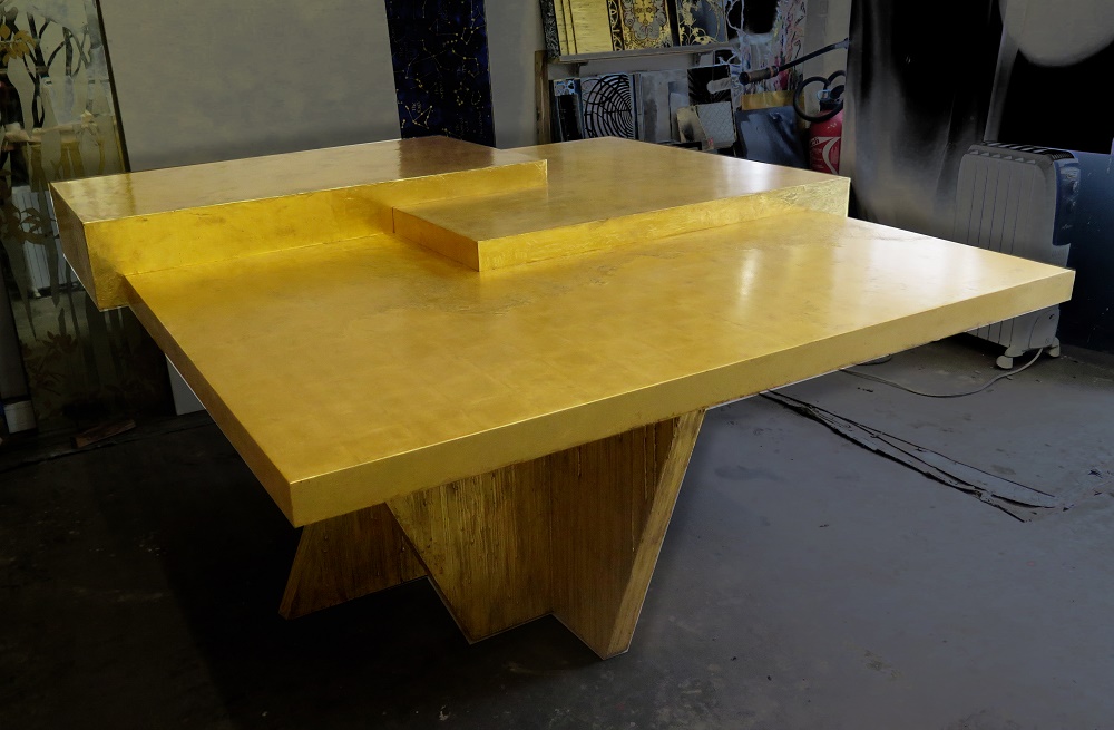 Table Origami: Création originale, dorure à l'eau sur bois matte et brunie.